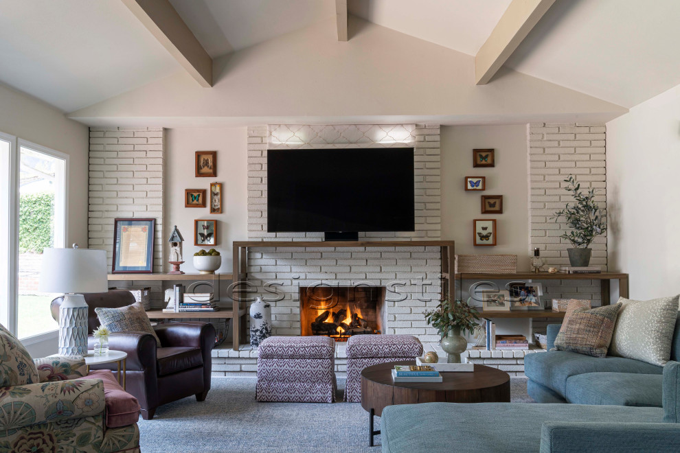 Transitional home design photo in Los Angeles