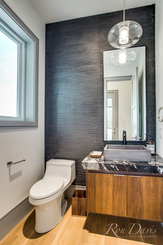 Exempel på ett stort modernt toalett, med släta luckor, skåp i mellenmörkt trä, svart kakel, porslinskakel, vita väggar, ljust trägolv, ett fristående handfat, marmorbänkskiva och brunt golv