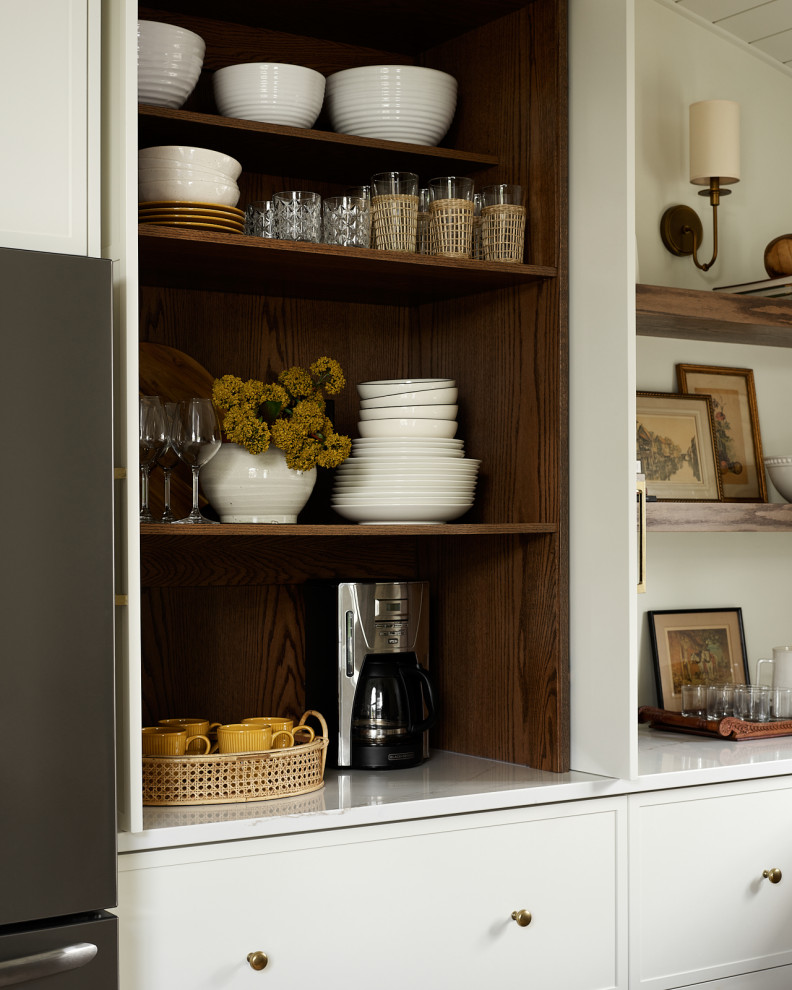 Kitchen - transitional kitchen idea in Toronto