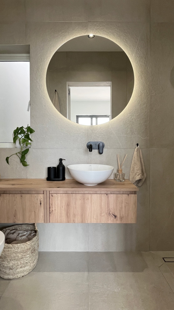 Idées déco pour une petite salle de bain méditerranéenne en bois clair avec un placard à porte plane, une douche ouverte, un carrelage beige, des carreaux de céramique, un plan de toilette en bois, un plan de toilette marron, meuble simple vasque et meuble-lavabo suspendu.