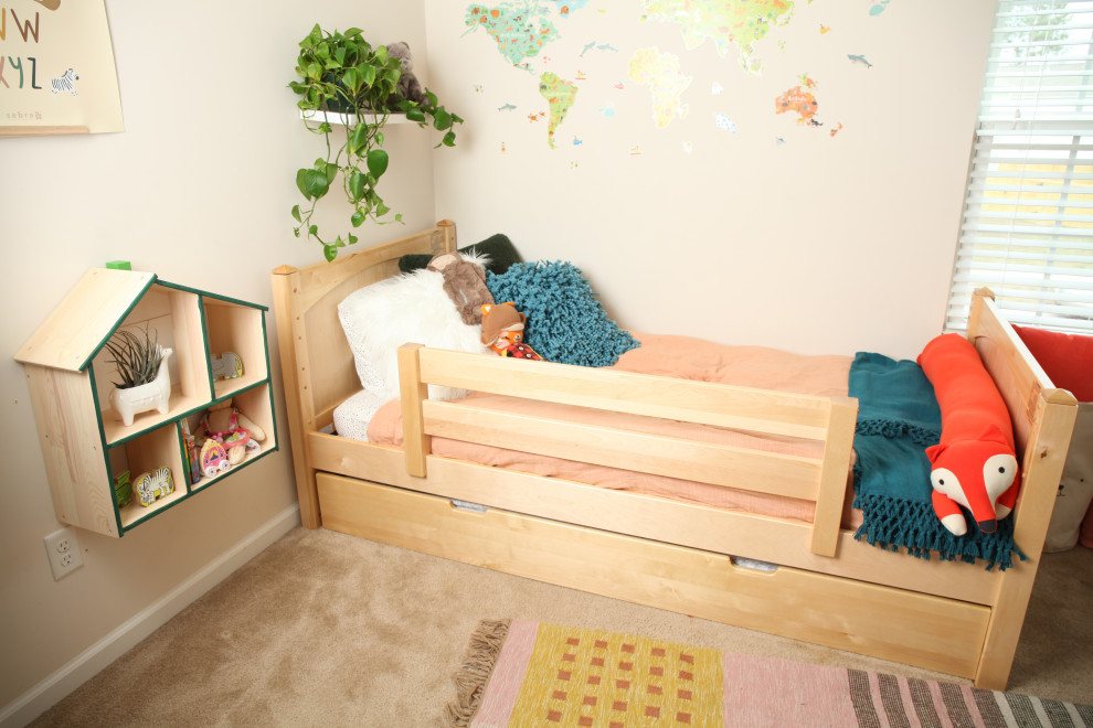 Idéer för ett litet modernt könsneutralt småbarnsrum kombinerat med sovrum, med gröna väggar