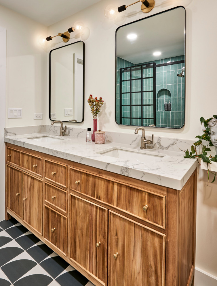 Idéer för att renovera ett stort funkis vit vitt en-suite badrum, med skåp i shakerstil, bruna skåp, ett badkar i en alkov, en dusch/badkar-kombination, vita väggar, mosaikgolv och dusch med skjutdörr