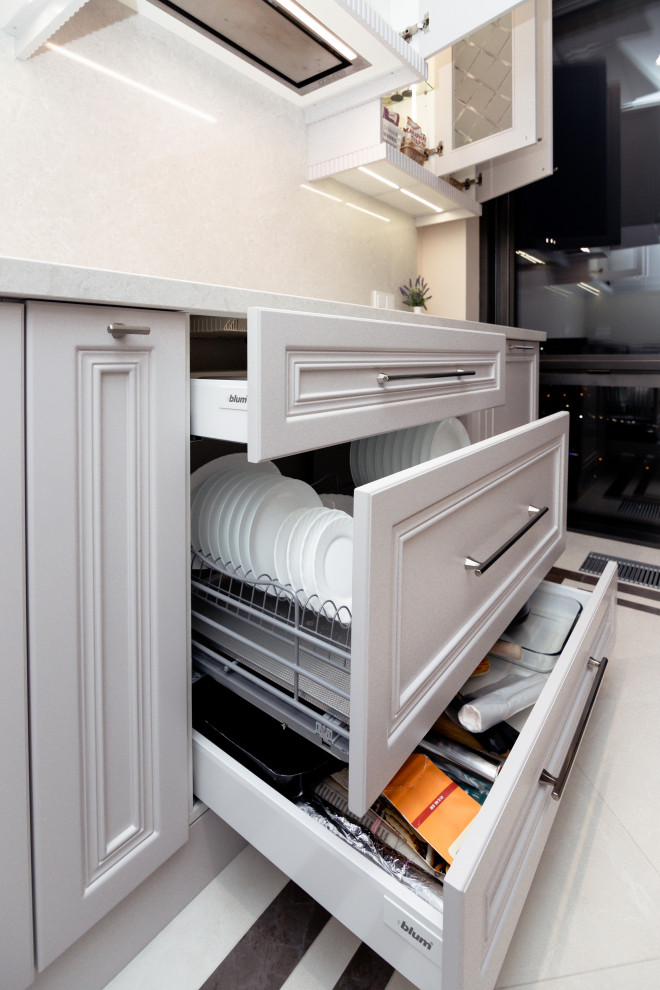 Нежно-серая кухня в неоклассическом стиле