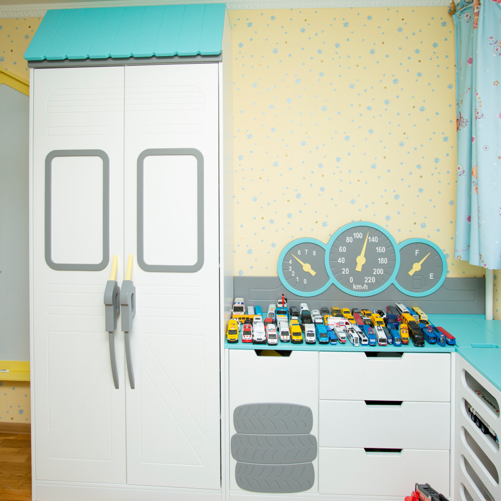 Inspiration för mellanstora pojkrum kombinerat med lekrum och för 4-10-åringar, med gula väggar