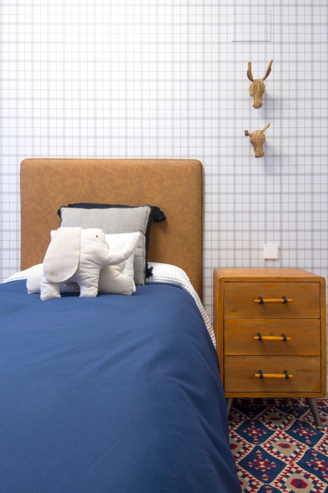 Foto på ett mellanstort funkis pojkrum kombinerat med sovrum och för 4-10-åringar