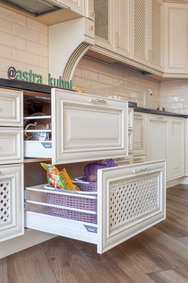 Кухня с порталом в частный дом г. Краснодар и массива ясеня