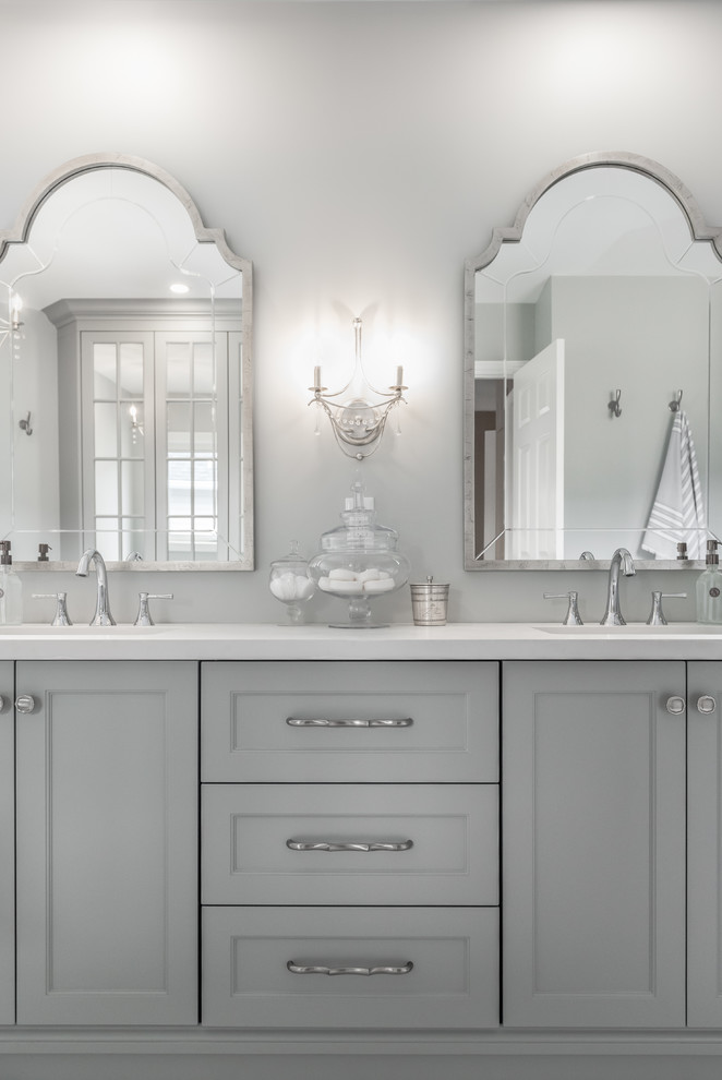 Example of a transitional home design design in Toronto