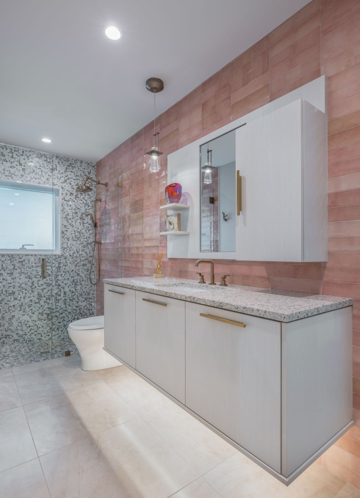 Идея дизайна: ванная комната среднего размера в стиле ретро с плоскими фасадами, душем в нише, унитазом-моноблоком, керамической плиткой, розовыми стенами, полом из керамической плитки, душевой кабиной, врезной раковиной, столешницей из переработанного стекла, душем с распашными дверями, тумбой под одну раковину и подвесной тумбой