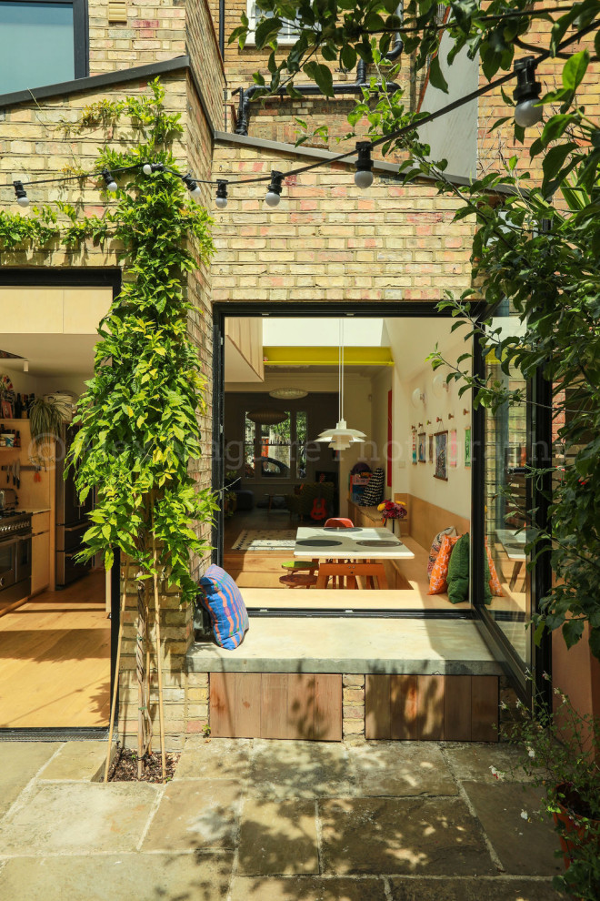 Immagine di un patio o portico design di medie dimensioni e dietro casa con pavimentazioni in pietra naturale
