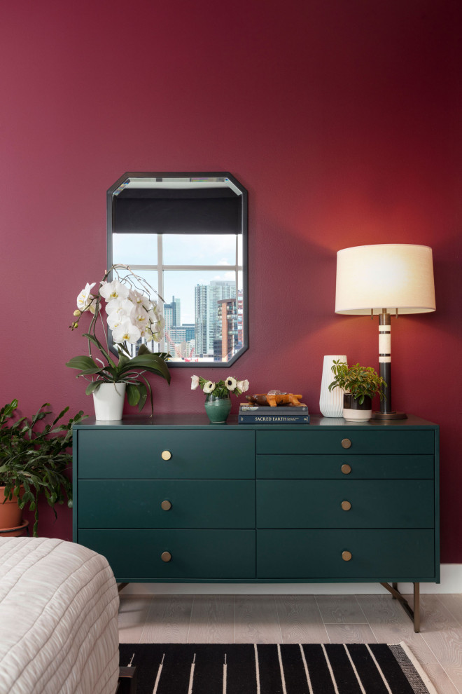 Idées déco pour une petite chambre parentale moderne avec un mur rouge, parquet clair, aucune cheminée, un sol beige, un plafond décaissé et du papier peint.