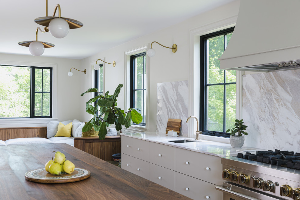 Transitional kitchen photo in Ottawa