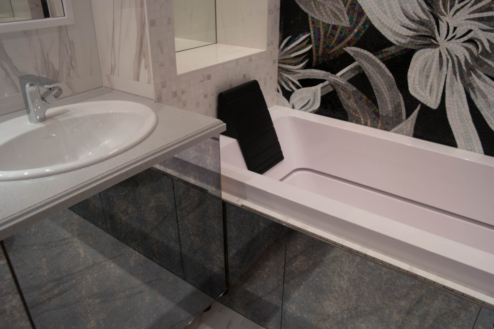 Idées déco pour un WC suspendu contemporain de taille moyenne avec des portes de placard blanches, des carreaux de céramique, un mur blanc, un lavabo encastré, un sol blanc et meuble-lavabo sur pied.