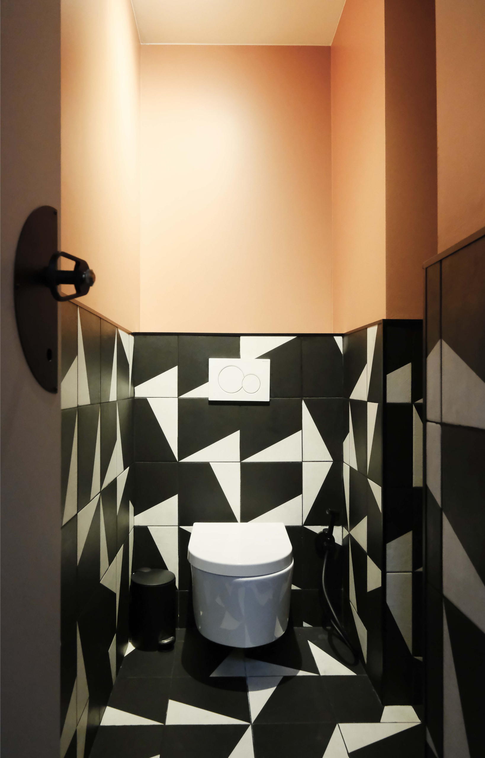 Дизайн туалета с черным унитазом | Домфронт