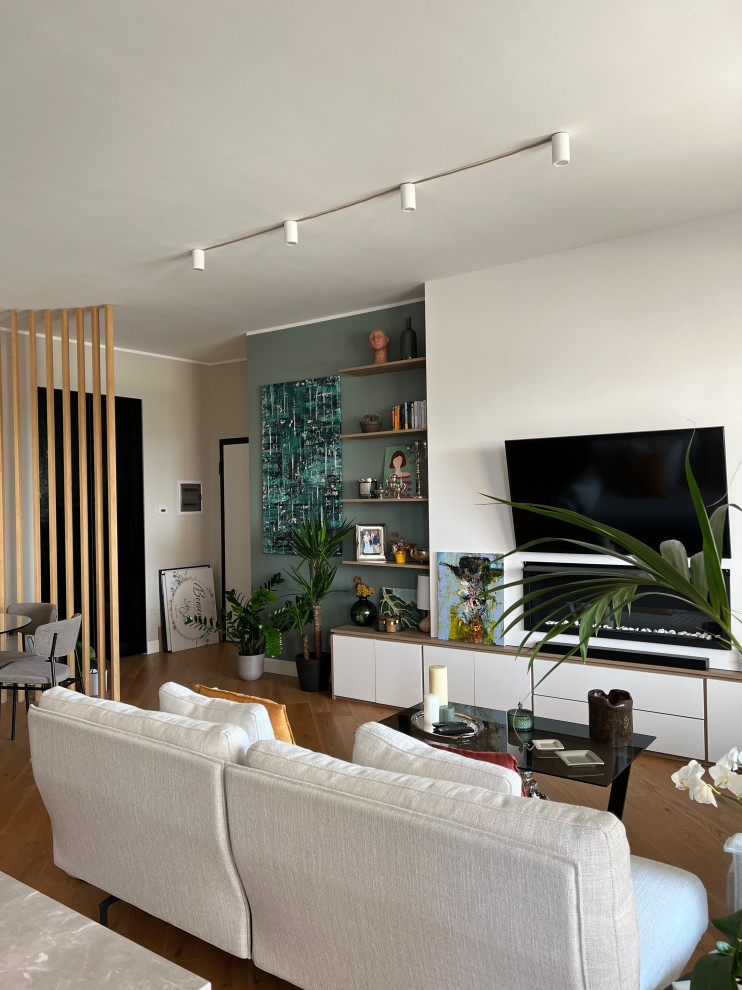 Ispirazione per un grande soggiorno aperto con pareti beige, parquet chiaro, camino lineare Ribbon e TV a parete
