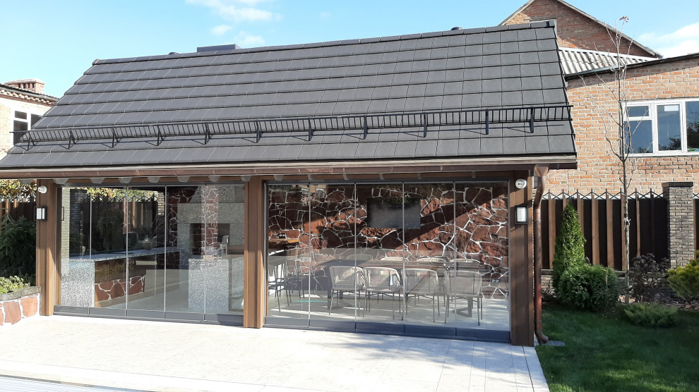 Беседка частного дома. Холодное остекление