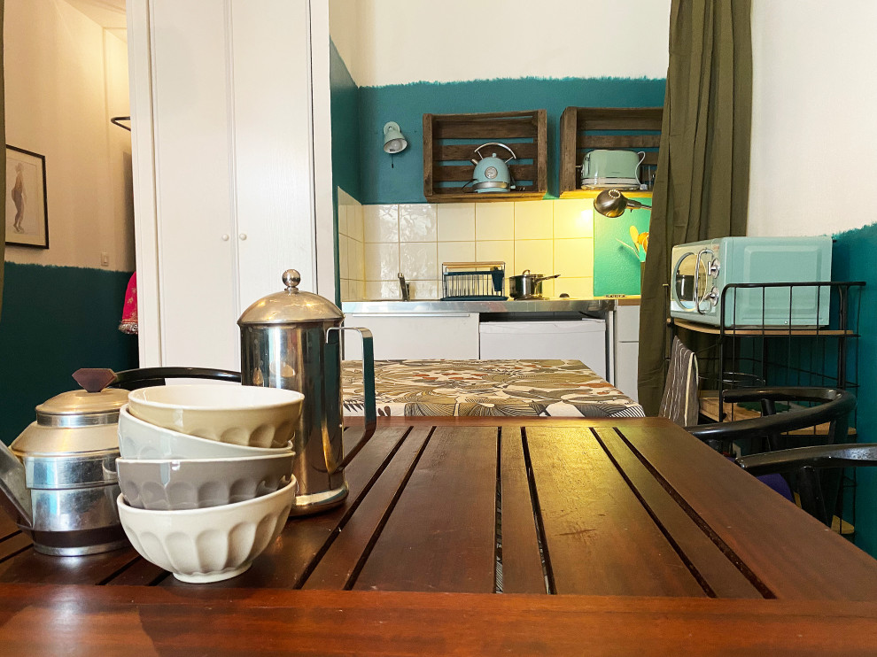 パリにある低価格の中くらいなエクレクティックスタイルのおしゃれなI型キッチン (カラー調理設備、アイランドなし) の写真