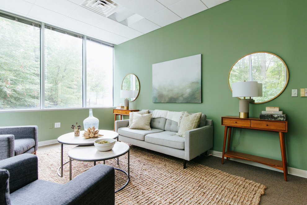 Стильный дизайн: огромный кабинет в стиле модернизм с зелеными стенами и коричневым полом - последний тренд