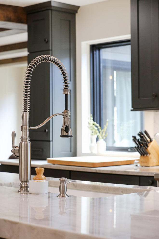 Transitional kitchen photo in Columbus