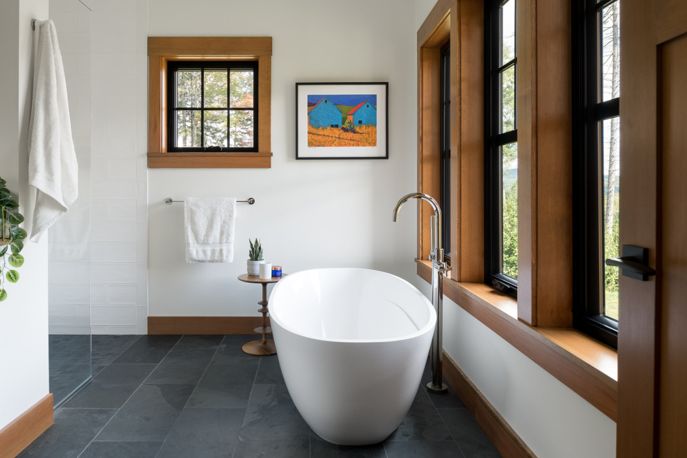 Идея дизайна: главная ванная комната в стиле рустика с отдельно стоящей ванной