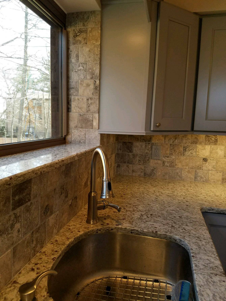 Kitchen - transitional kitchen idea in New York