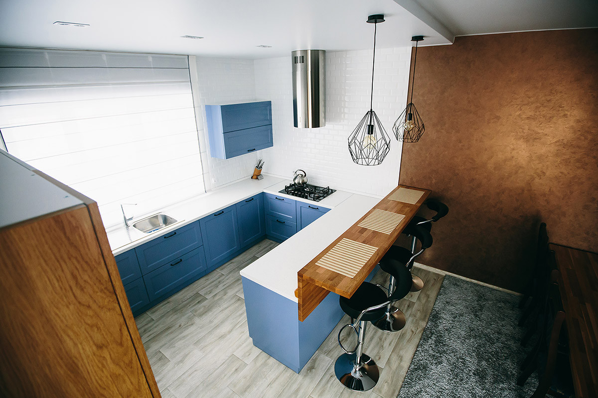 Кухня столовая с большим столом