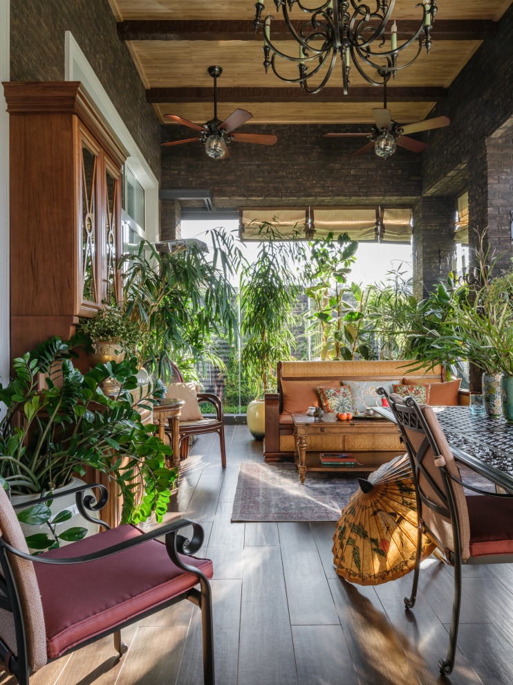 Стильный дизайн: большая веранда на заднем дворе в классическом стиле с вертикальным садом, мощением тротуарной плиткой, навесом и стеклянными перилами - последний тренд