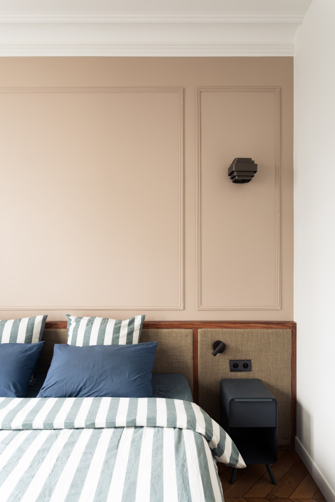 Réalisation d'une chambre parentale haussmannienne et beige et blanche minimaliste en bois de taille moyenne avec un mur beige, parquet clair, une cheminée standard, un manteau de cheminée en pierre et un plafond en bois.