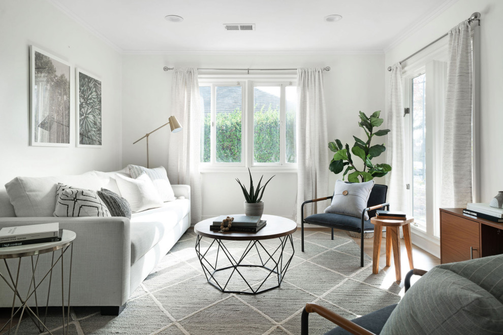 Ispirazione per un soggiorno tradizionale con pareti bianche, pavimento in legno massello medio e pavimento marrone