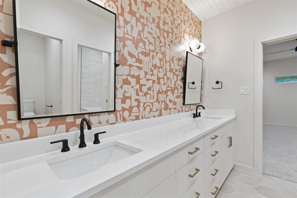 Immagine di una grande stanza da bagno con doccia minimalista con ante lisce, ante bianche, pareti arancioni, pavimento con piastrelle in ceramica, lavabo sottopiano, top in marmo, pavimento beige, top bianco, nicchia, due lavabi e mobile bagno incassato