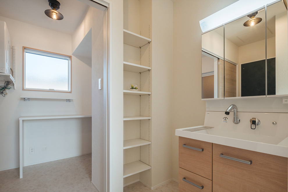 Idee per un bagno di servizio con pareti bianche, pavimento in compensato, pavimento beige, soffitto in perlinato e pareti in perlinato