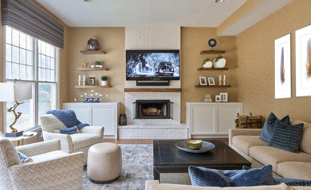 Идея дизайна: гостиная комната в современном стиле с фасадом камина из кирпича и телевизором на стене