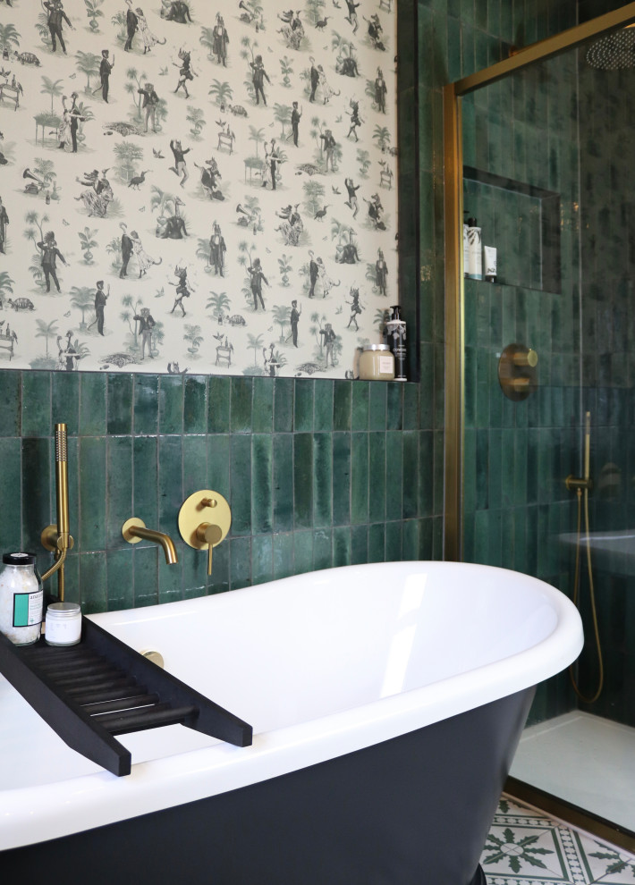 Idéer för att renovera ett mellanstort eklektiskt vit vitt en-suite badrum, med öppna hyllor, vita skåp, ett fristående badkar, en öppen dusch, en toalettstol med hel cisternkåpa, grön kakel, tunnelbanekakel, gröna väggar, klinkergolv i porslin, ett integrerad handfat, bänkskiva i glas, grönt golv och med dusch som är öppen