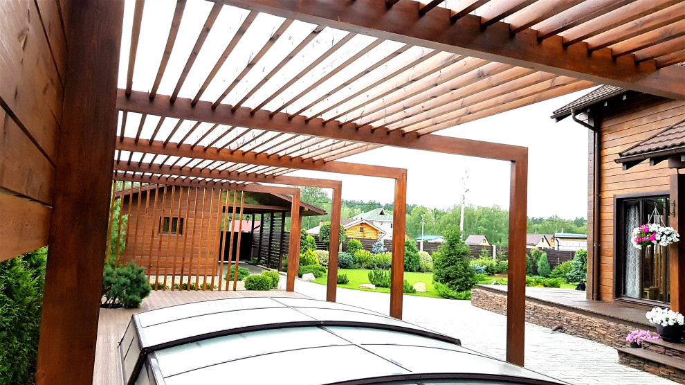 Терраса с бассейном и перголой