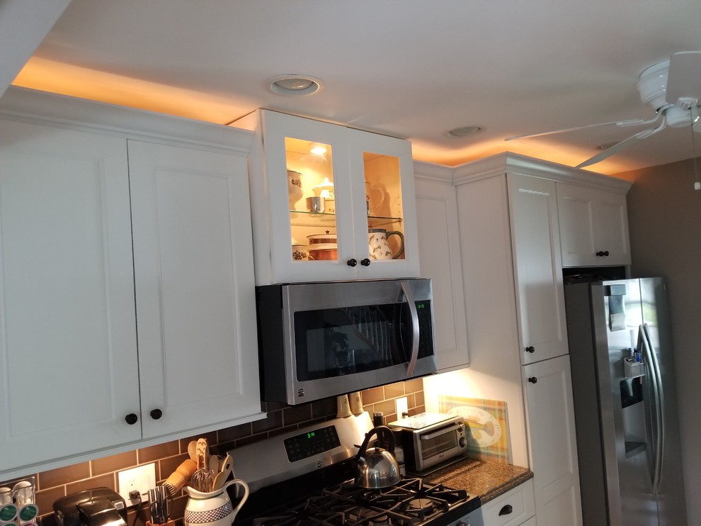 Kitchen - transitional kitchen idea in New York