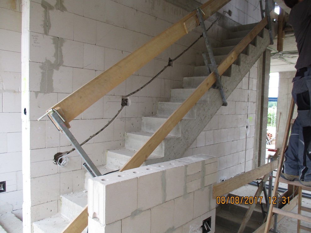 einläufige, halmoffene Treppe im Rohbau