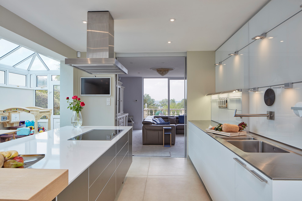Design ideas for a modern kitchen in Hampshire.