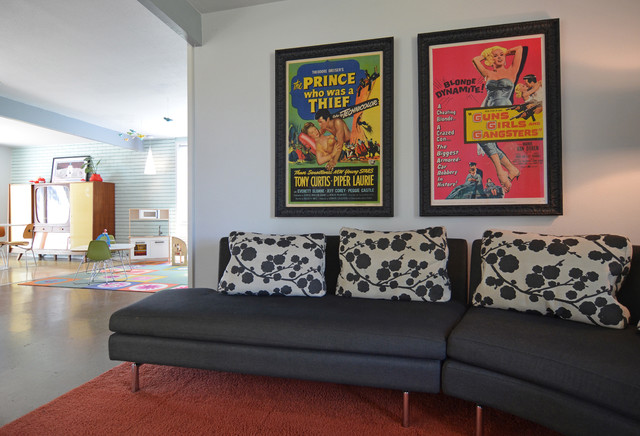 Dallas, TX: Stolp mid-century-wohnzimmer