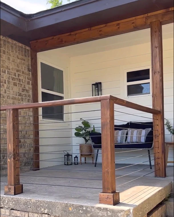 Idee per un piccolo portico country dietro casa con un portico chiuso, pedane, un tetto a sbalzo e parapetto in cavi
