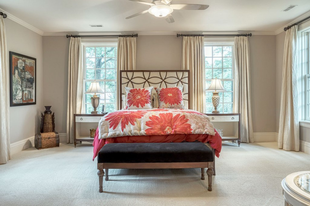 Идея дизайна: спальня среднего размера в классическом стиле с ковровым покрытием, бежевым полом и серыми стенами