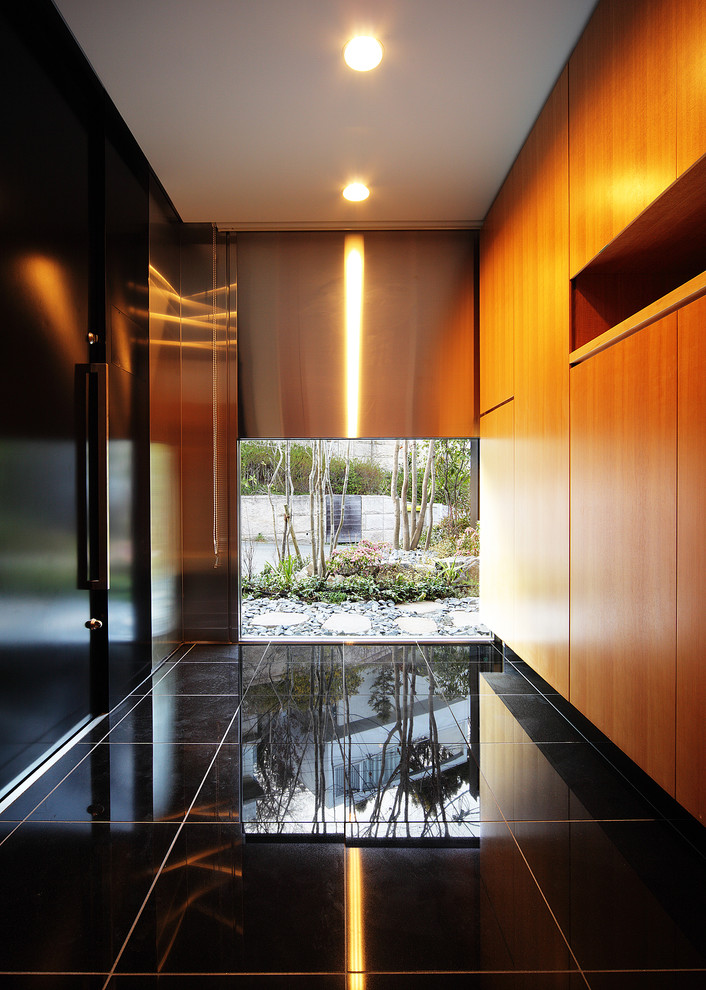 Design ideas for a contemporary entryway in Osaka.