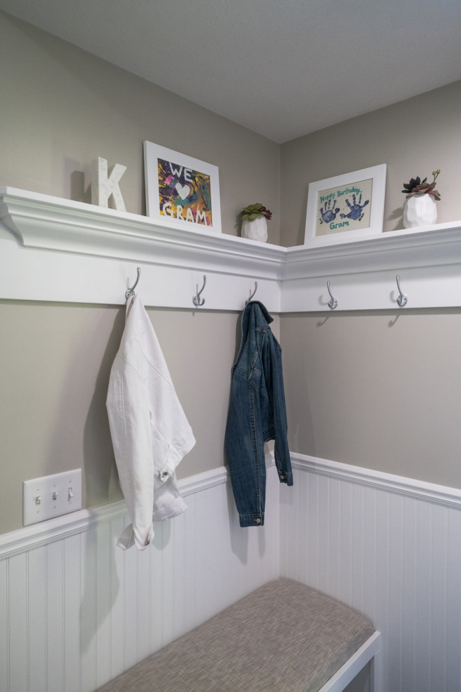 Example of a transitional entryway design in Grand Rapids