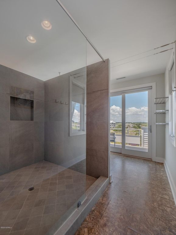 На фото: ванная комната среднего размера в современном стиле с пробковым полом и коричневым полом
