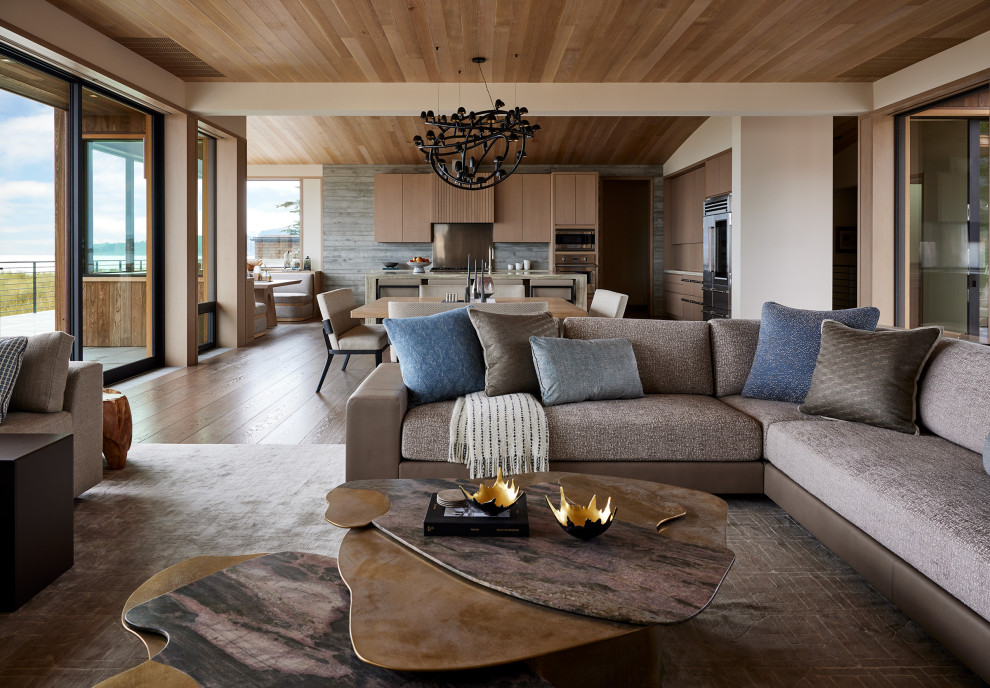 Стильный дизайн: двухуровневая гостиная комната в морском стиле с бежевыми стенами, ковровым покрытием, серым полом и деревянным потолком без камина - последний тренд