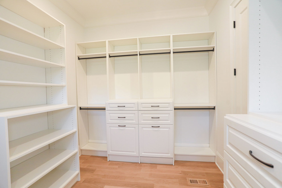 Источник вдохновения для домашнего уюта: гардеробная комната среднего размера, унисекс в стиле модернизм с белыми фасадами и сводчатым потолком