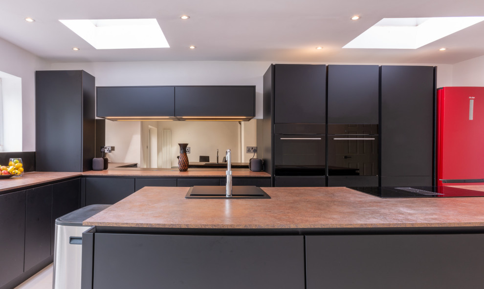 Medium sized modern l-shaped kitchen/diner in London with an island.