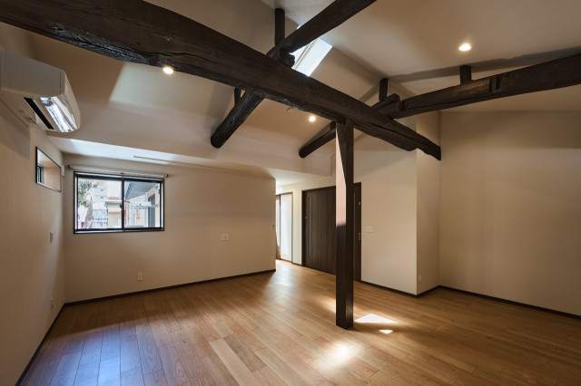 子供部屋が船底天井の家 japanisch-modern-kinderzimmer