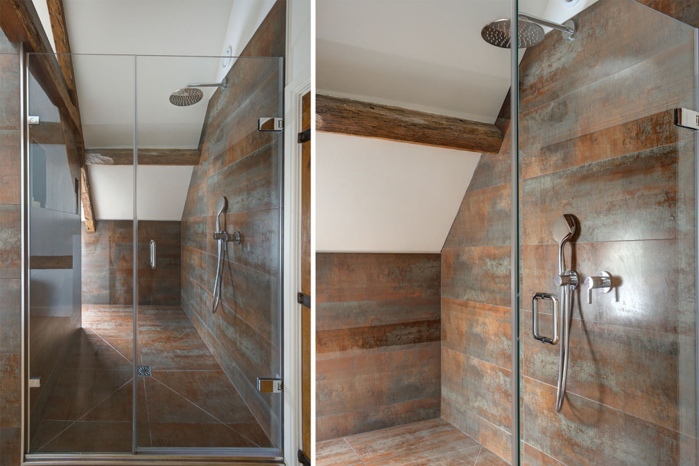 Пример оригинального дизайна: большая главная ванная комната в стиле модернизм с плоскими фасадами, белыми фасадами, отдельно стоящей ванной, открытым душем, инсталляцией, разноцветной плиткой, керамогранитной плиткой, белыми стенами, светлым паркетным полом, монолитной раковиной, душем с распашными дверями, тумбой под одну раковину, подвесной тумбой, балками на потолке и любой отделкой стен