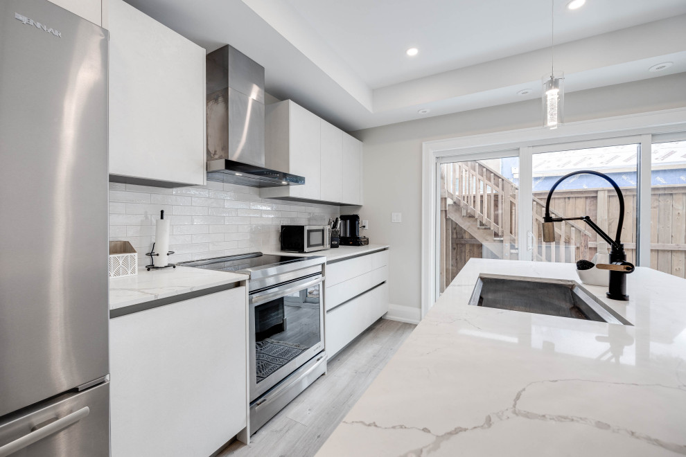Kitchen - eclectic kitchen idea in Toronto
