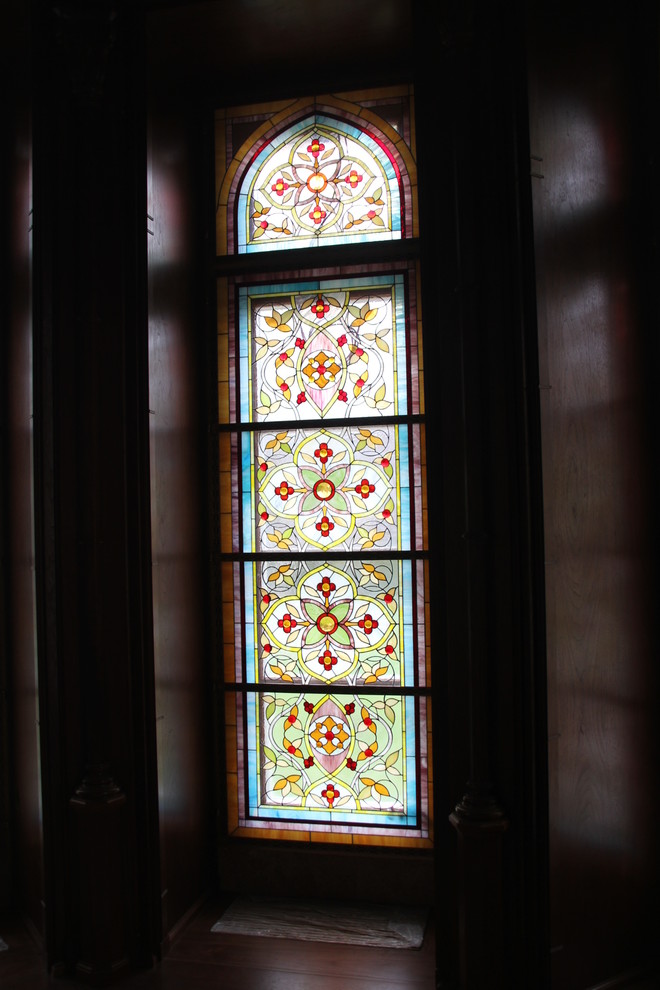 Витражи в столовой загородного дома