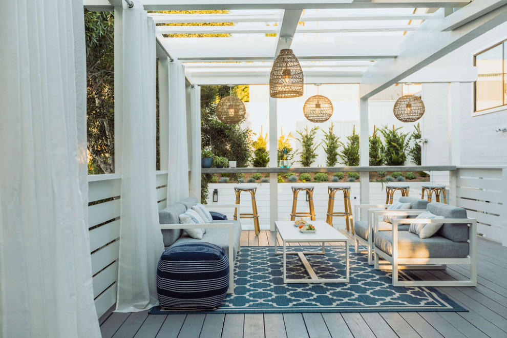 Idée de décoration pour un jardin marin de taille moyenne avec une terrasse en bois.
